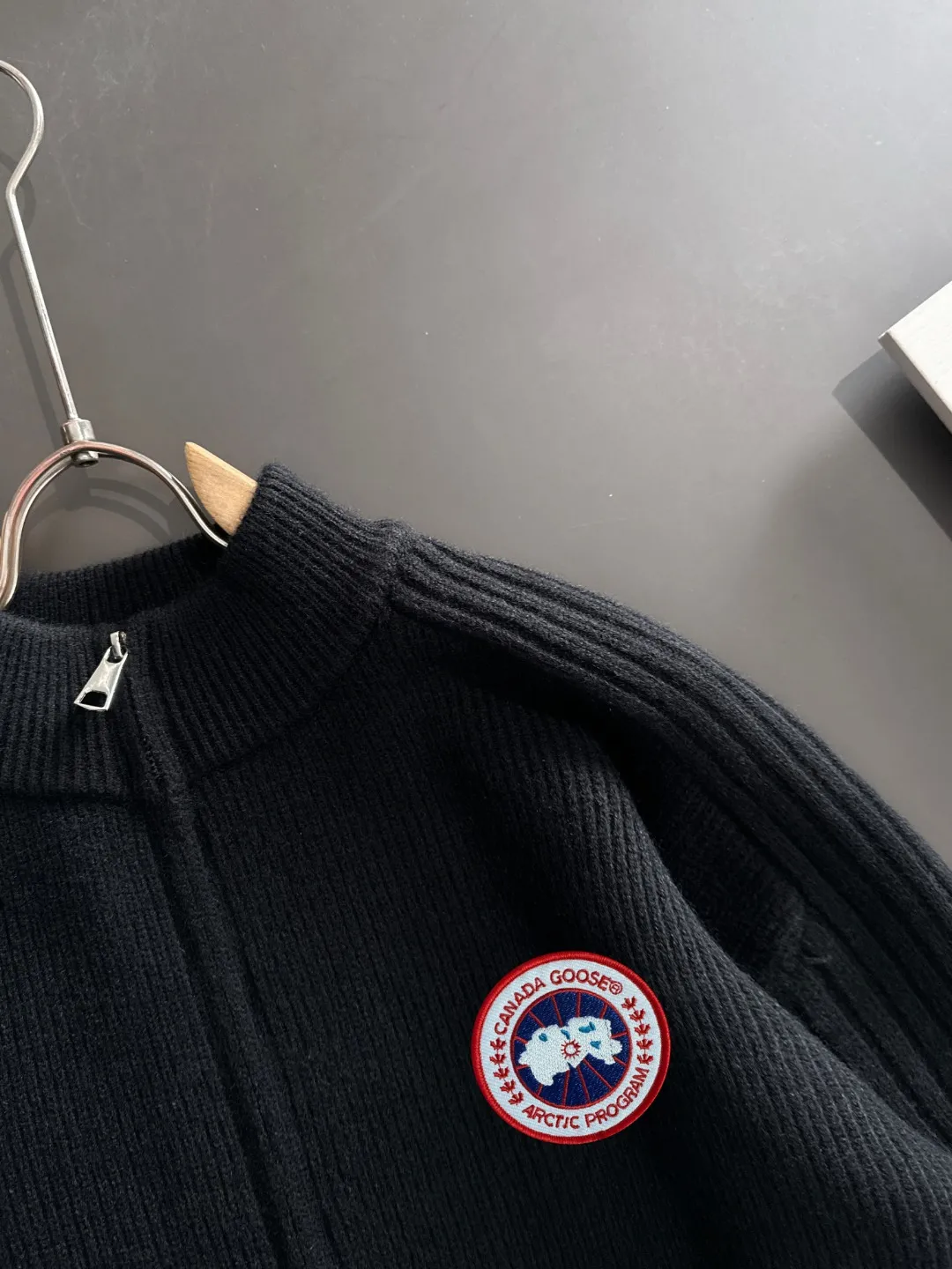 Next day shipping P460 Big Goose 2025 official website latest winter sweater, popular items are on sale at the counter simultaneously! Specially made of wool blended fabric. It feels comfortable and can be directly in contact with the skin. The logo badge is exquisitely embroidered, which is extremely eye-catching! The details highlight the fashionable charm of big brands. Exquisite workmanship. Three-dimensional cutting style. The wearing effect is invincible and handsome! All three standards are complete! Size: M-2XL